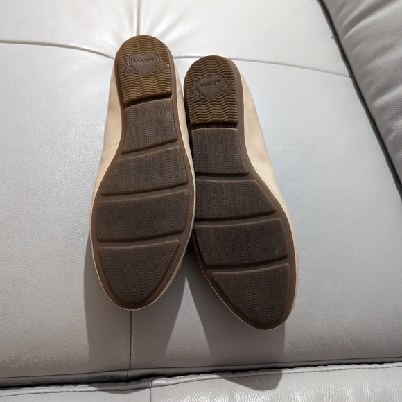 Magy Patent Leather Ballet Flats with Bow Detail in Size 6.5 - Picture 3 of 4